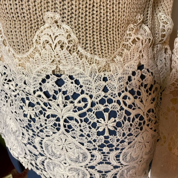 New Beige / Cream Sweater with lace detail.  Lightweight, lace-sleeves & bottom - Picture 3 of 7